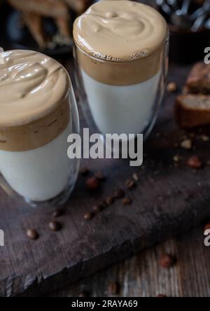 Dalgona Kaffee in einem Glas Stockfoto
