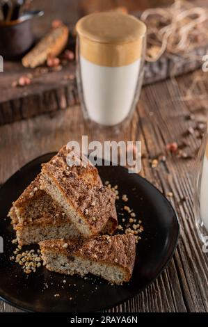 Nusskuchen mit Dalgona-Kaffee auf einem Holztisch Stockfoto