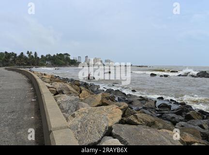 Modara, Colombo, Sri Lanka - August 05. 2022 : Küstenblick auf die Granitfelsen, die als Damm zum Schutz vor der anhaltenden Flut, einem Fischer, gestapelt sind Stockfoto