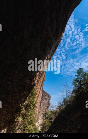 Felsige Klippen, die sich über der Dahongpao-Teeplantage von wuyishan china in der Provinz fujian erheben. Blauer Himmel, Platz für Text kopieren Stockfoto