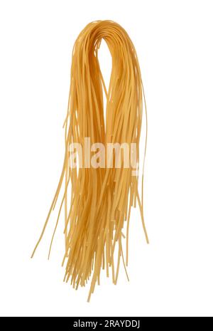 Hausgemachte, rohe Linguine Pasta mit Krümmung nach dem Aufhängen zum Trocknen, isoliert auf Weiß mit Schnittpfad Stockfoto