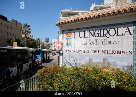 Begrüßungsschild in Keramikfliesen. Fuengirola - La Villa Blanca - Provinz Málaga, Spanien. Stockfoto