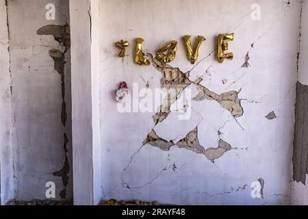 Aleppo, Syrien. 05. Juli 2023. Ein Schlafzimmer in einem Gebäude, das durch das jüngste Erdbeben beschädigt wurde. Kredit: Anas Alkharboutli/dpa/Alamy Live News Stockfoto