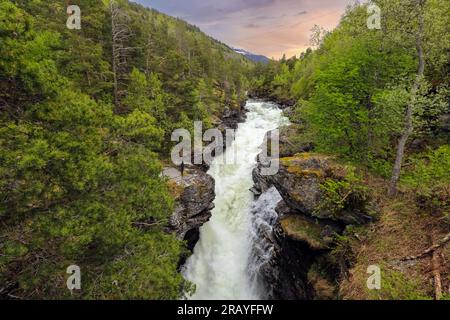 Der Wasserfall Slettafossen ist ein Wasserfall am Fluss Rauma in Romsdalen, Moere und Romsdal, Norwegen Stockfoto