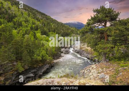 Der Wasserfall Slettafossen ist ein Wasserfall am Fluss Rauma in Romsdalen, Moere und Romsdal, Norwegen Stockfoto