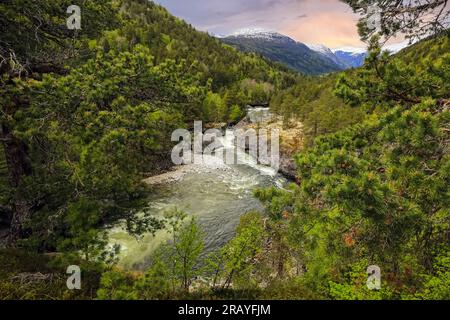 Der Wasserfall Slettafossen ist ein Wasserfall am Fluss Rauma in Romsdalen, Moere und Romsdal, Norwegen Stockfoto