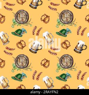 Bierfass und Becher aus Holz, deutscher Hut, wasserfarbenes, nahtloses Muster isoliert auf Beige. Hopp, Weizenohr, Brezel, Würstchen, handgezeichnet. Design für das Brühen Stockfoto