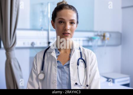 Porträt einer weissen Ärztin mit medizinischem Laborkittel und Stethoskop im Krankenhaus. Krankenhaus-, Medizin- und Gesundheitsdienstleistungen, unverändert. Stockfoto