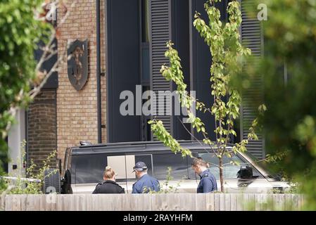 Ein Land Rover Defender befindet sich auf dem Gelände der Study Preparatory School in Camp Road, Wimbledon, wo er mit einem Grundschulgebäude kollidiert ist. Offiziere, Feuerwehrleute und Sanitäter, darunter der Londoner Rettungsdienst, reagierten am Donnerstag gegen 9,54am Uhr auf den Vorfall. Foto: Donnerstag, 6. Juli 2023. Stockfoto