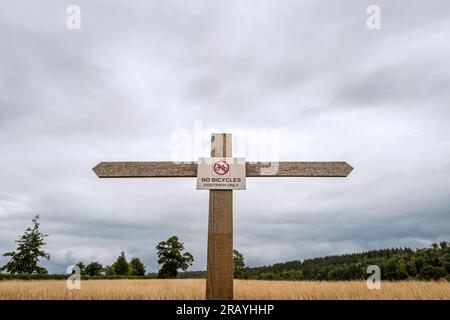 Keine Fahrräder, Fußweg nur auf einem Holzpfosten auf dem Land. Stockfoto