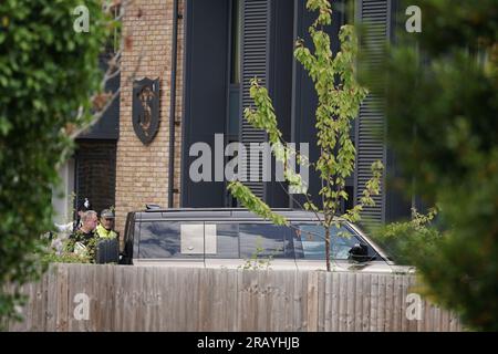 Ein Land Rover Defender befindet sich auf dem Gelände der Study Preparatory School in Camp Road, Wimbledon, wo er mit einem Grundschulgebäude kollidiert ist. Offiziere, Feuerwehrleute und Sanitäter, darunter der Londoner Rettungsdienst, reagierten am Donnerstag gegen 9,54am Uhr auf den Vorfall. Foto: Donnerstag, 6. Juli 2023. Stockfoto