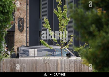 Ein Land Rover Defender befindet sich auf dem Gelände der Study Preparatory School in Camp Road, Wimbledon, wo er mit einem Grundschulgebäude kollidiert ist. Offiziere, Feuerwehrleute und Sanitäter, darunter der Londoner Rettungsdienst, reagierten am Donnerstag gegen 9,54am Uhr auf den Vorfall. Foto: Donnerstag, 6. Juli 2023. Stockfoto