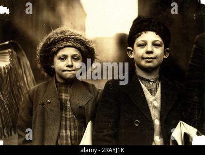 Joseph, 10, und Rosy, 8, Newsies, Newark, New Jersey, 1909 1909 von Lewis Hine Stockfoto