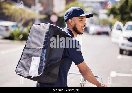 Mann, Fahrrad und Lieferung in die Stadt mit einer Tasche Logistik, Distributionsservice und Fast Food-Bestellung. Kurier, umweltfreundlicher Transport oder Zusteller Stockfoto