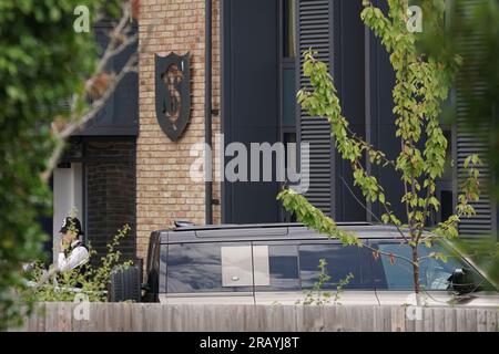 Ein Land Rover Defender befindet sich auf dem Gelände der Study Preparatory School in Camp Road, Wimbledon, wo er mit einem Grundschulgebäude kollidiert ist. Offiziere, Feuerwehrleute und Sanitäter, darunter der Londoner Rettungsdienst, reagierten am Donnerstag gegen 9,54am Uhr auf den Vorfall. Foto: Donnerstag, 6. Juli 2023. Stockfoto