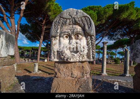 Umgebung des Theaters, drei Theatermasken, Ostia antica, Rom, Latium, Italien. Stockfoto