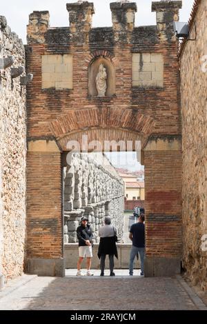 Tourismus Spanien, Blick im Sommer von Touristen in Segovia am Postigo del Consuelo, von wo aus Sie einen Blick auf das herrliche Aquädukt haben. Stockfoto