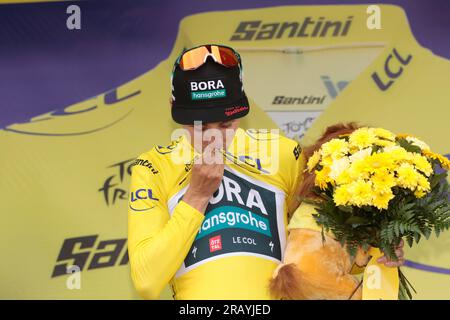 Das Bora-Hansgrohe-Team von Jai Hindley Australia gewinnt die Bergbühnen und gewinnt ein gelbes Trikot Stockfoto