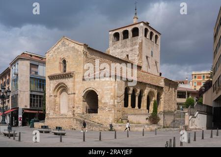 San Clemente Segovia, Blick auf das westliche Ende des 13. Jahrhunderts Iglesia de San Clemente in Segovia mit seinem romanischen Seitenportikus, Spanien Stockfoto