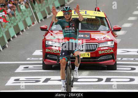 Das Bora-Hansgrohe-Team von Jai Hindley Australia gewinnt die Bergbühnen und gewinnt ein gelbes Trikot Stockfoto