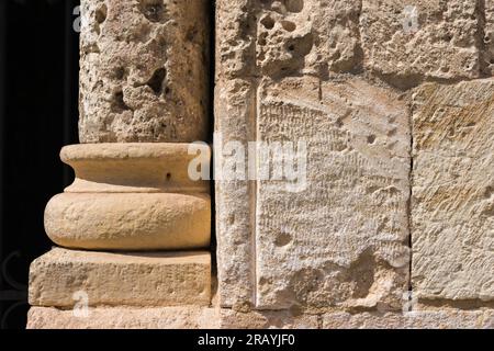 Mittelalterliches Steinmauerwerk, Detail des mittelalterlichen Mauerwerks der Iglesia de San Millan, einer romanischen Kirche aus dem 12. Jahrhundert in der Stadt Segovia, Spanien. Stockfoto