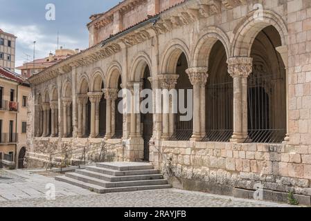 Portico, Blick auf die romanischen Rundbögen, die das Äußere des Seitenportikus der Iglesia de San Millan aus dem 12. Jahrhundert in Segovia, Spanien, säumen Stockfoto