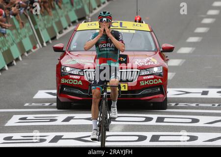 Das Bora-Hansgrohe-Team von Jai Hindley Australia gewinnt die Bergbühnen und gewinnt ein gelbes Trikot Stockfoto