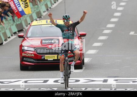 Das Bora-Hansgrohe-Team von Jai Hindley Australia gewinnt die Bergbühnen und gewinnt ein gelbes Trikot Stockfoto