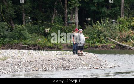 Kanadische Kultur und Urlaub, Urlaubsbilder, wie in british columbia River Angeln, Fliegenfischen, Sport, Hobby, Forelle Fraser River traditionell Stockfoto