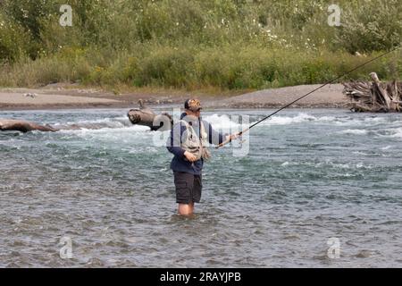 Kanadische Kultur und Urlaub, Urlaubsbilder, wie in british columbia River Angeln, Fliegenfischen, Sport, Hobby, Forelle Fraser River traditionell Stockfoto