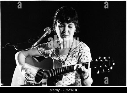 KRISTIN HERSH, BRISTOL, 1994: Kristin Hersh von Throw Muses spielt ein Live-Akustikkonzert in der Bristol St George’s Hall am 24. März 1994. Foto: Rob Watkins. INFO: Kristin Hersh, eine US-amerikanische Singer-Songwriterin, ist bekannt für ihre einflussreiche Rolle im alternativen Rock. Als Frontfrau von Throw Muses haben ihre unverwechselbare Stimme und ihr poetisches Songwriting, das in Solowerken wie „Hips and Makers“ gezeigt wird, einen dauerhaften Einfluss auf die alternative und Indie-Musik-Landschaft hinterlassen. Stockfoto