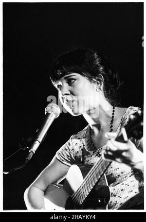 KRISTIN HERSH, BRISTOL, 1994: Kristin Hersh von Throw Muses spielt ein Live-Akustikkonzert in der Bristol St George’s Hall am 24. März 1994. Foto: Rob Watkins. INFO: Kristin Hersh, eine US-amerikanische Singer-Songwriterin, ist bekannt für ihre einflussreiche Rolle im alternativen Rock. Als Frontfrau von Throw Muses haben ihre unverwechselbare Stimme und ihr poetisches Songwriting, das in Solowerken wie „Hips and Makers“ gezeigt wird, einen dauerhaften Einfluss auf die alternative und Indie-Musik-Landschaft hinterlassen. Stockfoto