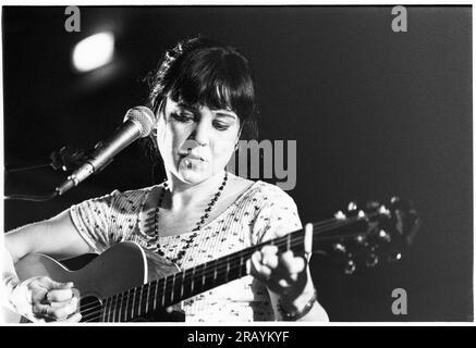 KRISTIN HERSH, BRISTOL, 1994: Kristin Hersh von Throw Muses spielt ein Live-Akustikkonzert in der Bristol St George’s Hall am 24. März 1994. Foto: Rob Watkins. INFO: Kristin Hersh, eine US-amerikanische Singer-Songwriterin, ist bekannt für ihre einflussreiche Rolle im alternativen Rock. Als Frontfrau von Throw Muses haben ihre unverwechselbare Stimme und ihr poetisches Songwriting, das in Solowerken wie „Hips and Makers“ gezeigt wird, einen dauerhaften Einfluss auf die alternative und Indie-Musik-Landschaft hinterlassen. Stockfoto