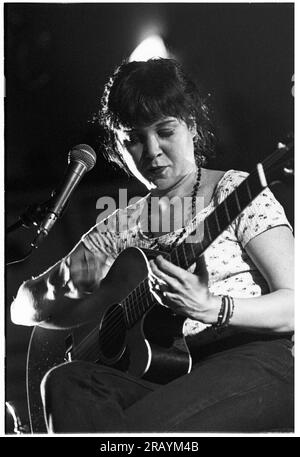 KRISTIN HERSH, BRISTOL, 1994: Kristin Hersh von Throw Muses spielt ein Live-Akustikkonzert in der Bristol St George’s Hall am 24. März 1994. Foto: Rob Watkins. INFO: Kristin Hersh, eine US-amerikanische Singer-Songwriterin, ist bekannt für ihre einflussreiche Rolle im alternativen Rock. Als Frontfrau von Throw Muses haben ihre unverwechselbare Stimme und ihr poetisches Songwriting, das in Solowerken wie „Hips and Makers“ gezeigt wird, einen dauerhaften Einfluss auf die alternative und Indie-Musik-Landschaft hinterlassen. Stockfoto