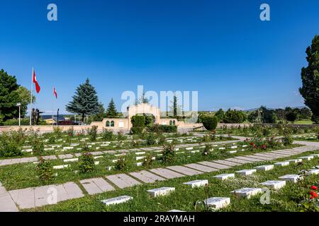 Afyon, Dumlupınar, Türkiye 30 Haziran 2023; Siegesdenkmäler und Friedhof in Dumlupinar. Die Schlacht von Dumlupinar war die letzte Schlacht im griechisch-türkischen Raum Stockfoto