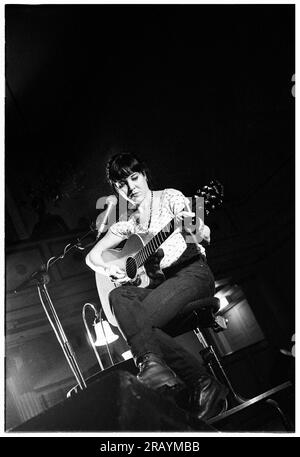 KRISTIN HERSH, BRISTOL, 1994: Kristin Hersh von Throw Muses spielt ein Live-Akustikkonzert in der Bristol St George’s Hall am 24. März 1994. Foto: Rob Watkins. INFO: Kristin Hersh, eine US-amerikanische Singer-Songwriterin, ist bekannt für ihre einflussreiche Rolle im alternativen Rock. Als Frontfrau von Throw Muses haben ihre unverwechselbare Stimme und ihr poetisches Songwriting, das in Solowerken wie „Hips and Makers“ gezeigt wird, einen dauerhaften Einfluss auf die alternative und Indie-Musik-Landschaft hinterlassen. Stockfoto