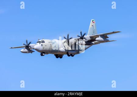 Kuwaiti Air Force Lockheed Martin KC-130J (Reg. KAF326) auf der Finalbahn 31 am Nachmittag. Stockfoto