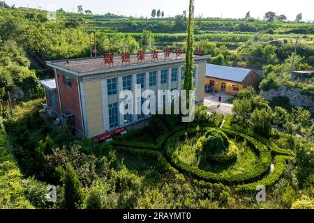 Anyang, China. 05. Juli 2023. Der Yuejin-Kanal fließt am 4. Juli durch das Ackerland des Dorfes Gujing in der Stadt Duli, Anyang, Provinz Henan, China. 2023. Seit 1977 hat es mehr als 3 Milliarden Kubikmeter Wasser umgeleitet, eine Fläche von 12 Millionen Mu pro Zeit bewässert und die Getreideproduktion um 300 Millionen Kilogramm gesteigert. (Foto: Costfoto/NurPhoto) Guthaben: NurPhoto SRL/Alamy Live News Stockfoto