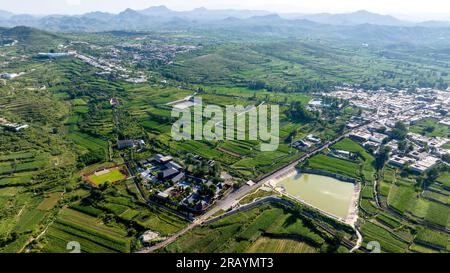 Anyang, China. 05. Juli 2023. Der Yuejin-Kanal fließt am 4. Juli durch das Ackerland des Dorfes Gujing in der Stadt Duli, Anyang, Provinz Henan, China. 2023. Seit 1977 hat es mehr als 3 Milliarden Kubikmeter Wasser umgeleitet, eine Fläche von 12 Millionen Mu pro Zeit bewässert und die Getreideproduktion um 300 Millionen Kilogramm gesteigert. (Foto: Costfoto/NurPhoto) Guthaben: NurPhoto SRL/Alamy Live News Stockfoto