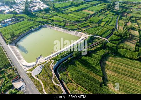 Anyang, China. 05. Juli 2023. Der Yuejin-Kanal fließt am 4. Juli durch das Ackerland des Dorfes Gujing in der Stadt Duli, Anyang, Provinz Henan, China. 2023. Seit 1977 hat es mehr als 3 Milliarden Kubikmeter Wasser umgeleitet, eine Fläche von 12 Millionen Mu pro Zeit bewässert und die Getreideproduktion um 300 Millionen Kilogramm gesteigert. (Foto: Costfoto/NurPhoto) Guthaben: NurPhoto SRL/Alamy Live News Stockfoto