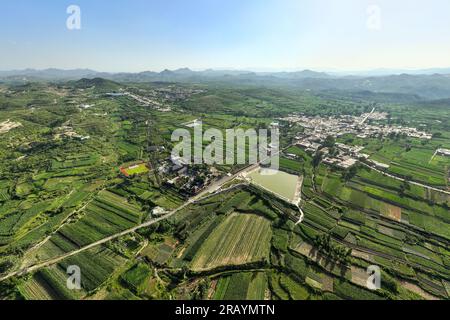 Anyang, China. 05. Juli 2023. Der Yuejin-Kanal fließt am 4. Juli durch das Ackerland des Dorfes Gujing in der Stadt Duli, Anyang, Provinz Henan, China. 2023. Seit 1977 hat es mehr als 3 Milliarden Kubikmeter Wasser umgeleitet, eine Fläche von 12 Millionen Mu pro Zeit bewässert und die Getreideproduktion um 300 Millionen Kilogramm gesteigert. (Foto: Costfoto/NurPhoto) Guthaben: NurPhoto SRL/Alamy Live News Stockfoto