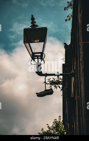 Schuhe, die von einem Licht hängen Stockfoto