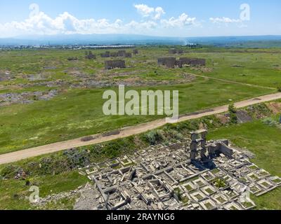 Drohnenblick an einem sonnigen Sommertag auf die Überreste von Gebäuden, die durch das Erdbeben am 7. Dezember 1988 in der Stadt Gyumri in Armenien zerstört wurden Stockfoto