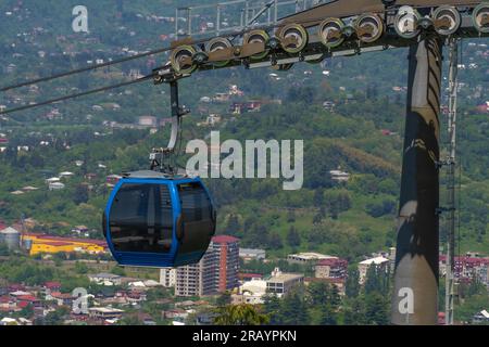 Nahaufnahme eines leeren Taxis auf einer Seilbahn über die Stadt und die Berge. Argo-Seilbahn in Batumi. Touristentransport. Gehen Sie zur Aussichtsplattform. Stockfoto