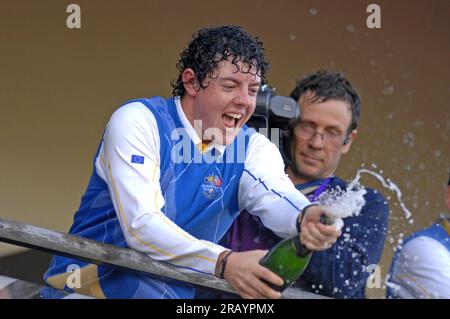 Rory McIlroy von Team Europe feiert mit Champagner auf dem Balkon des Clubhauses nach dem Sieg Europas beim Ryder Cup 2010 im Celtic Manor Resort am 4. Oktober 2010 in Newport, Großbritannien. Stockfoto