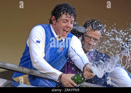 Rory McIlroy von Team Europe feiert mit Champagner auf dem Balkon des Clubhauses nach dem Sieg Europas beim Ryder Cup 2010 im Celtic Manor Resort am 4. Oktober 2010 in Newport, Großbritannien. Stockfoto