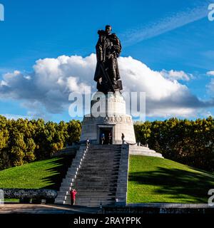 Bronze 12 Meter hohe Skulptur des sowjetischen Soldaten von Sowjet Bildhauer Jewgeni Vuchetich am sowjetischen Kriegsdenkmal in Treptow Park, Berlin, Deutschland Stockfoto