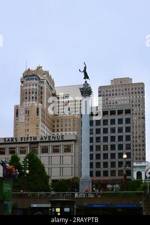 Das Dewey Monument Tiffany & Co Building und das Kaufhaus Saks Fifth Avenue Union Square San Francisco Kalifornien USA Stockfoto