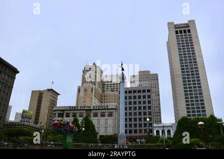 Das Dewey Monument Tiffany & Co Building und das Kaufhaus Saks Fifth Avenue Union Square San Francisco Kalifornien USA Stockfoto