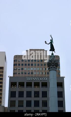 Das Dewey Monument Tiffany & Co Building und das Kaufhaus Saks Fifth Avenue Union Square San Francisco Kalifornien USA Stockfoto